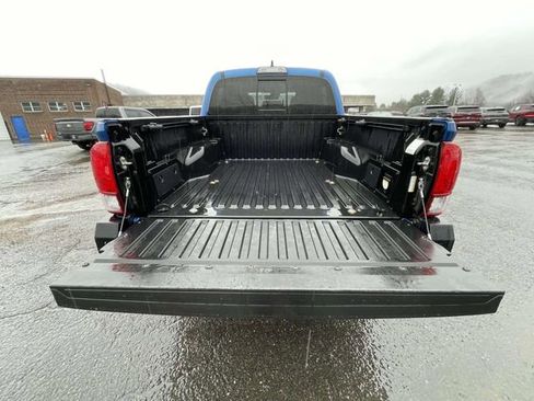 Used 2018 Toyota Tacoma TRD Off-Road image 10