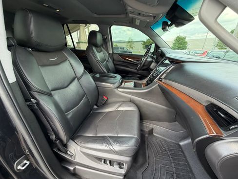 Used 2019 Cadillac Escalade Luxury image 34