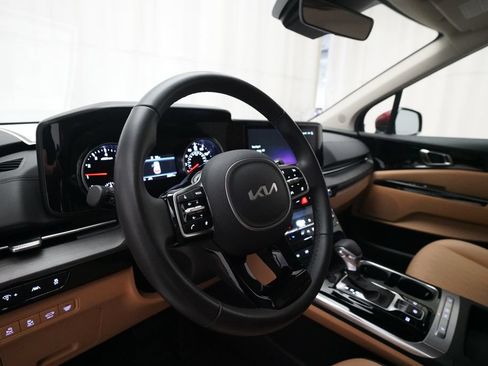 Used 2024 Kia Carnival EX FWD image 8