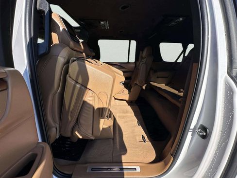 Used 2017 Cadillac Escalade ESV Platinum image 27