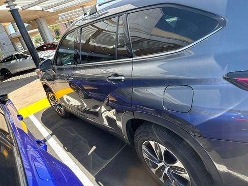 Used 2022 Toyota Highlander XLE FWD image 3