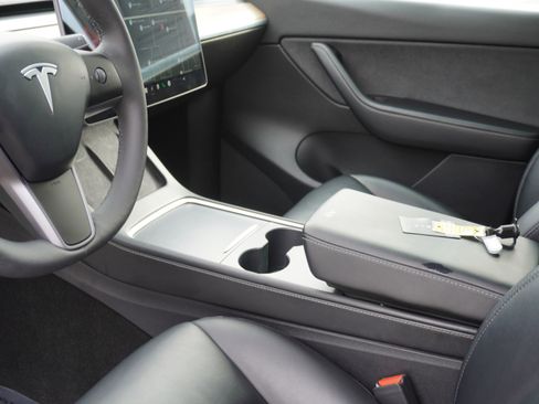 Used 2021 Tesla Model Y Long Range image 21