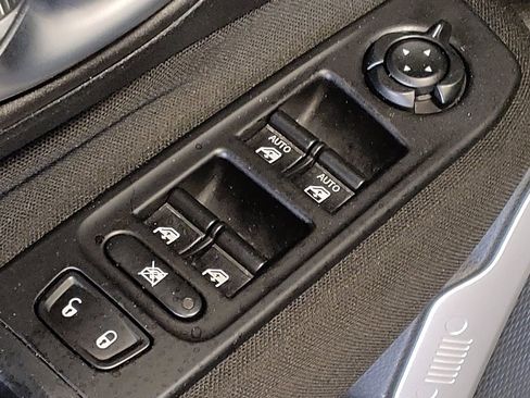 Used 2018 Jeep Renegade Latitude FWD image 27