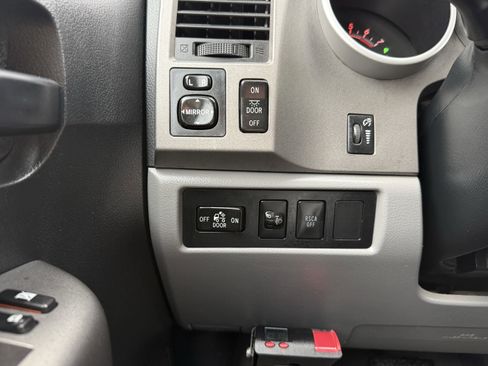 Used 2011 Toyota Tundra 4x4 CrewMax image 12