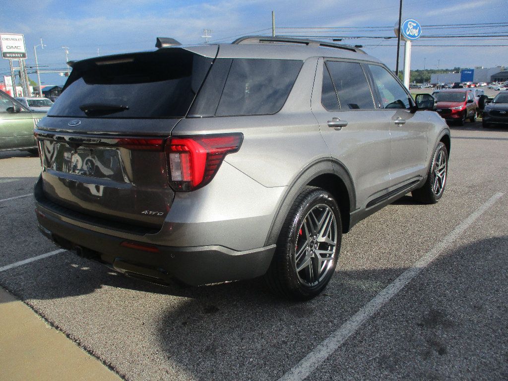 Used 2025 Ford Explorer ST-Line w/ ST-Line Street Pack AWD/4WD image 21