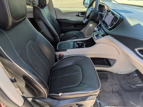 Used 2023 Chrysler Pacifica Limited FWD image 21