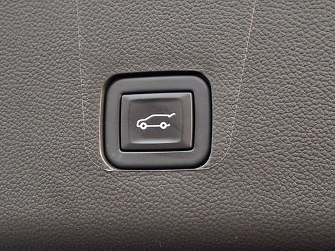 Used 2023 Chevrolet Traverse RS w/ LPO, Floor Liner Package AWD/4WD image 32