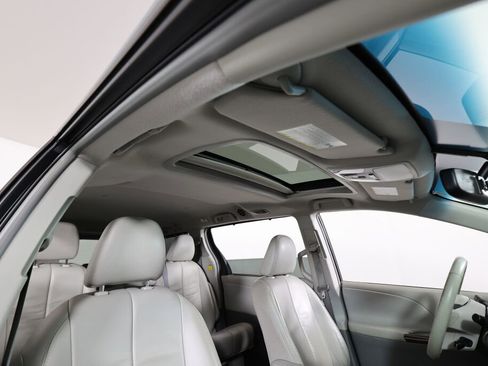 Used 2011 Toyota Sienna XLE FWD image 39