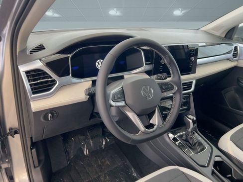 New 2026 Volkswagen Taos SE image 4