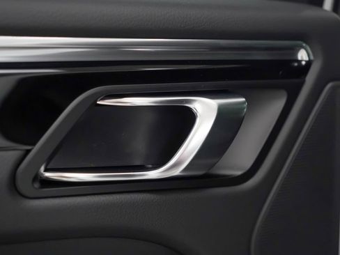 Certified 2026 Porsche Macan AWD/4WD image 15