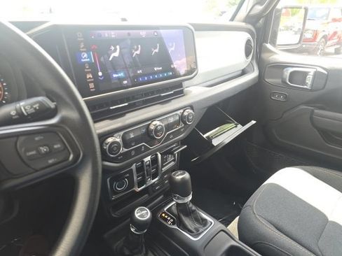 Used 2025 Jeep Gladiator Sport AWD/4WD image 25