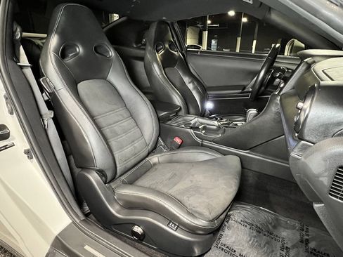 Used 2017 Nissan GT-R Premium image 16