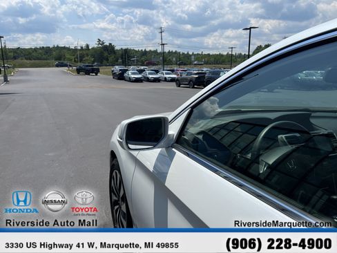 Used 2017 Honda Accord Touring image 5