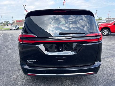 Used 2025 Chrysler Pacifica Select FWD image 4