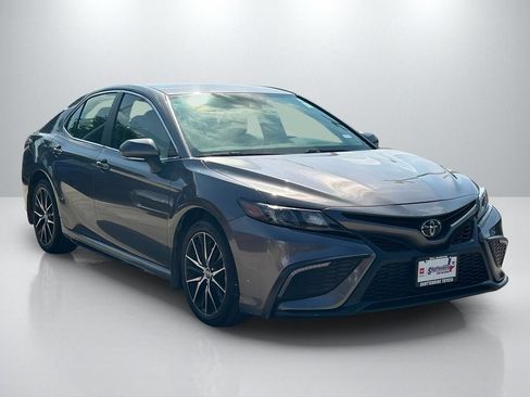 Used 2023 Toyota Camry SE FWD image 3