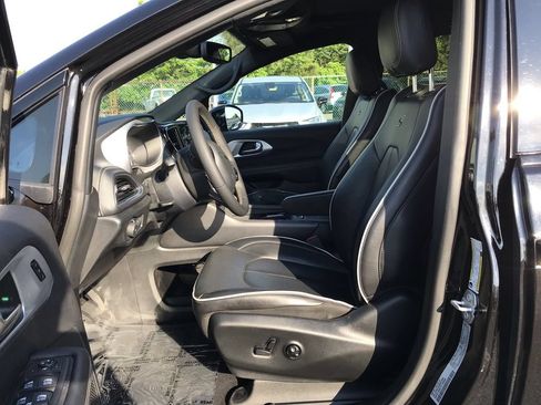 Used 2025 Chrysler Pacifica Limited FWD image 11