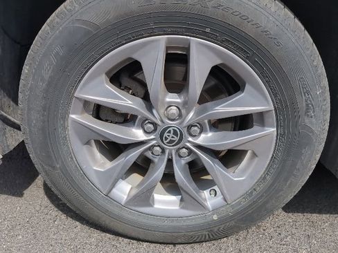 Used 2024 Toyota Sienna LE w/ LE Plus Package image 9