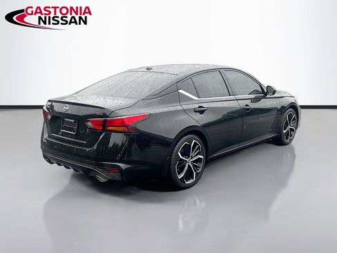 Used 2024 Nissan Altima 2.5 SR w/ SR Premium Package FWD image 9