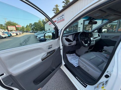 Used 2015 Toyota Sienna XLE Premium FWD image 13