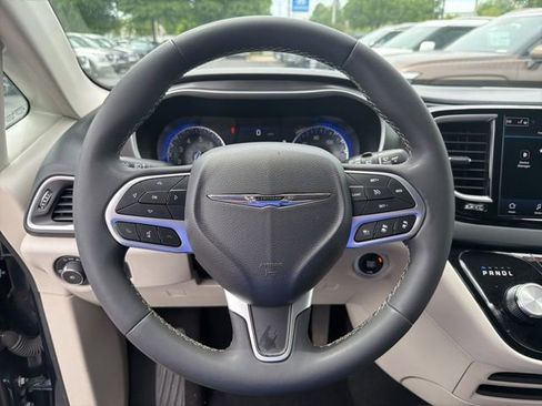 Used 2023 Chrysler Pacifica Touring-L FWD image 15