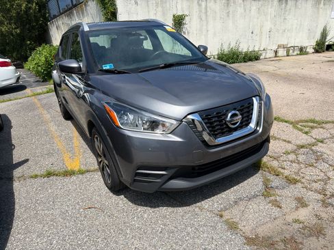 Used 2019 Nissan Kicks SV FWD image 3