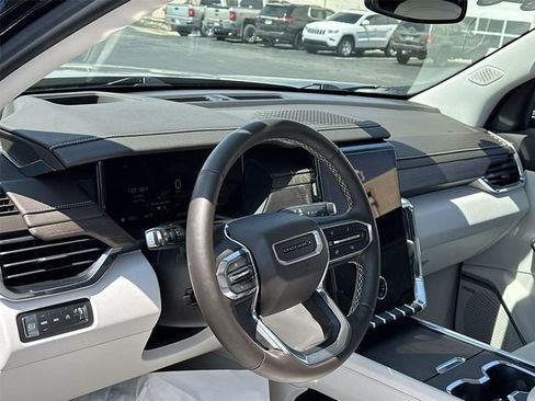 Used 2024 GMC Acadia Denali AWD/4WD image 10