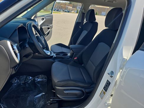 Used 2023 Kia Soul LX image 14