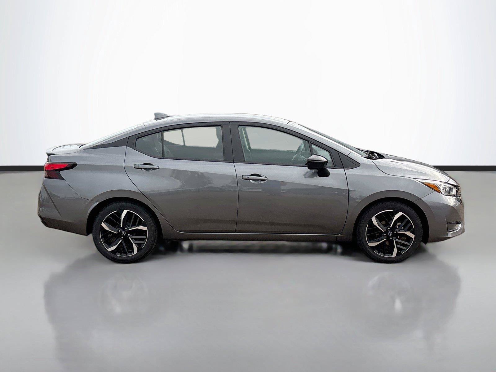 Used 2024 Nissan Versa SR FWD image 17
