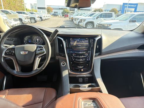 Used 2019 Cadillac Escalade ESV Luxury AWD/4WD image 28
