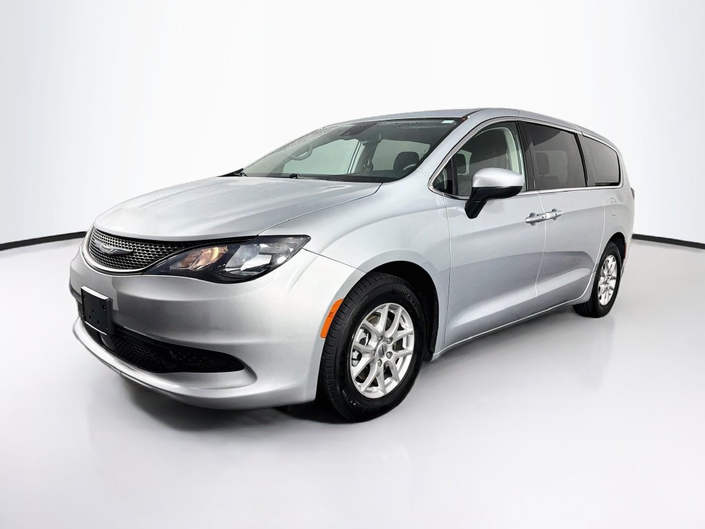 Used 2023 Chrysler Voyager LX FWD image 3