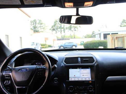 Used 2018 Ford Explorer XLT w/ Equipment Group 201A image 9