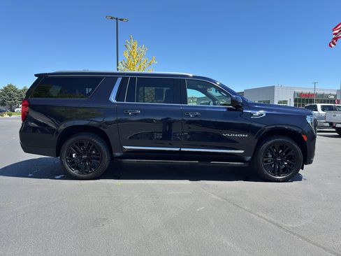 Used 2023 GMC Yukon XL SLT AWD/4WD image 2