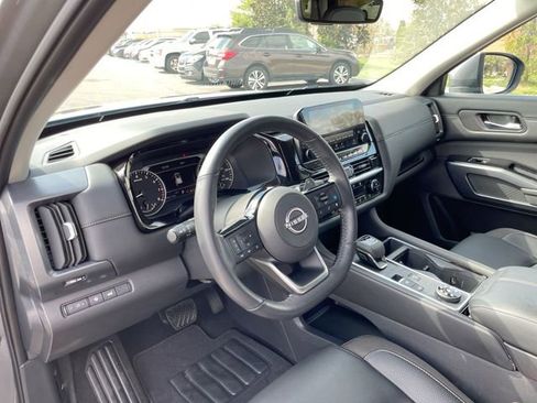 Used 2025 Nissan Pathfinder SL image 11