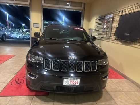 Used 2021 Jeep Grand Cherokee Laredo image 3