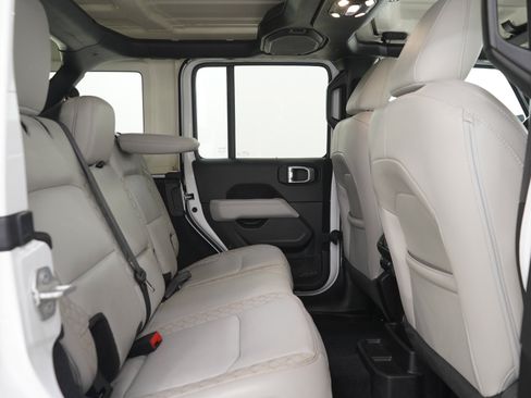 Used 2022 Jeep Wrangler Unlimited Sahara AWD/4WD image 12
