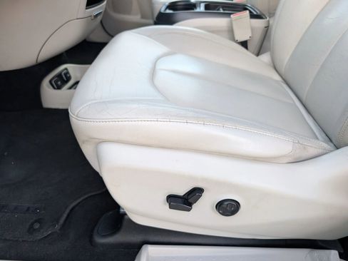 Used 2017 Chrysler Pacifica Touring-L w/ Tire & Wheel Group image 20