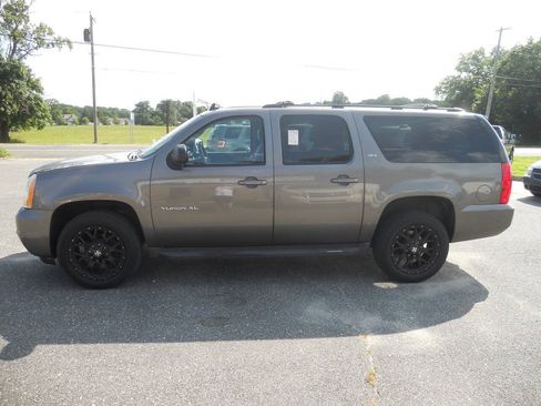 Used 2011 GMC Yukon XL SLT w/ SLT-2 Equipment Package AWD/4WD image 30