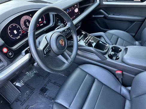 Used 2025 Porsche Cayenne image 4