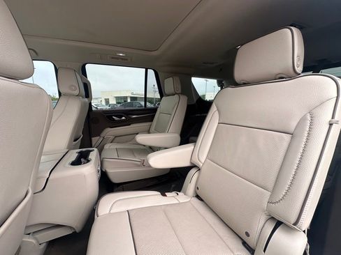 Used 2022 GMC Yukon Denali w/ Denali Premium Package AWD/4WD image 8