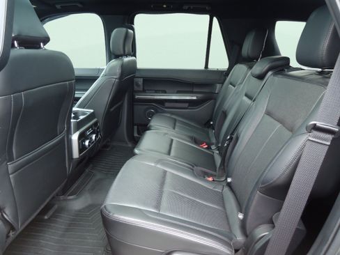 Used 2018 Ford Expedition XLT w/ Equipment Group 202A AWD/4WD image 29
