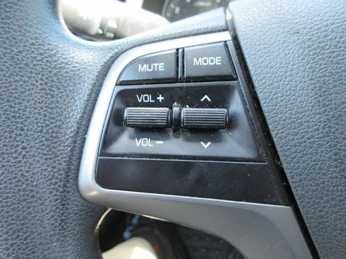 Used 2017 Hyundai Elantra SE FWD image 23