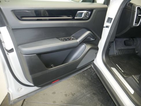 Certified 2023 Porsche Cayenne AWD/4WD image 4