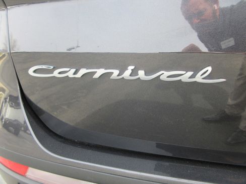 Used 2022 Kia Carnival SX Prestige image 8