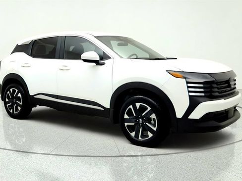 Used 2025 Nissan Kicks SV AWD/4WD image 3