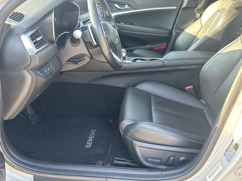 Used 2025 Genesis G70 2.5T RWD image 9