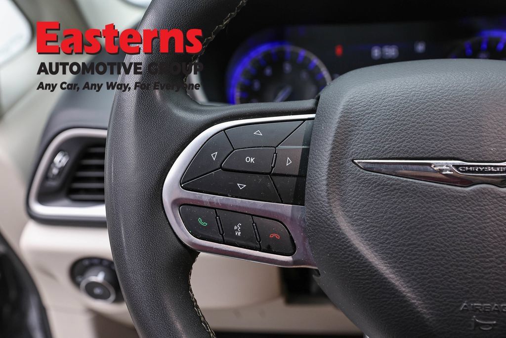Used 2023 Chrysler Pacifica Touring-L FWD image 17