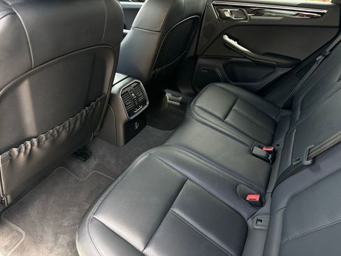 Certified 2025 Porsche Macan image 31