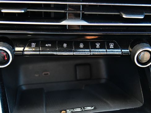 Used 2024 Chevrolet Traverse LT FWD image 32