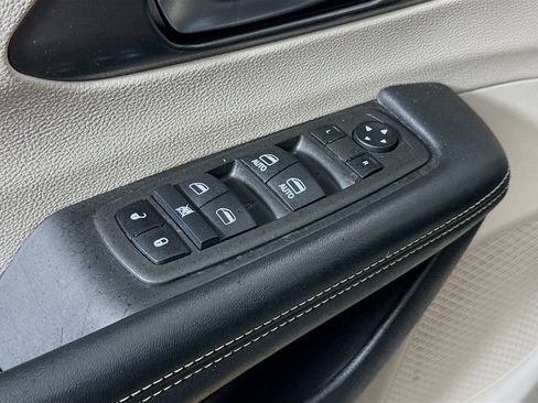 Used 2022 Chrysler Pacifica Touring-L FWD image 17