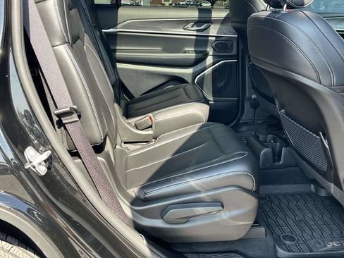 Used 2025 Jeep Grand Cherokee L Limited w/ Black Appearance Package AWD/4WD image 24